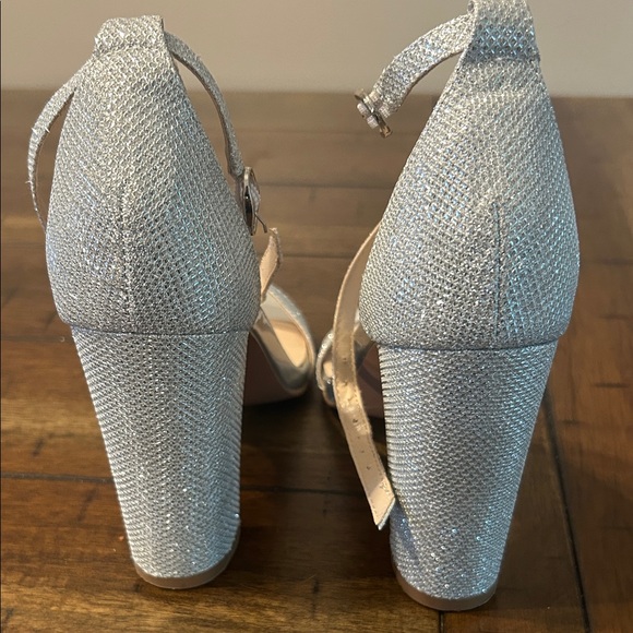 Silver High Heel Sandals NWOT Size 7 - Picture 5 of 7